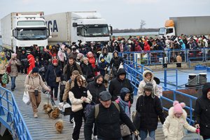 Flygtninge på vej over grænsen med deres dyr